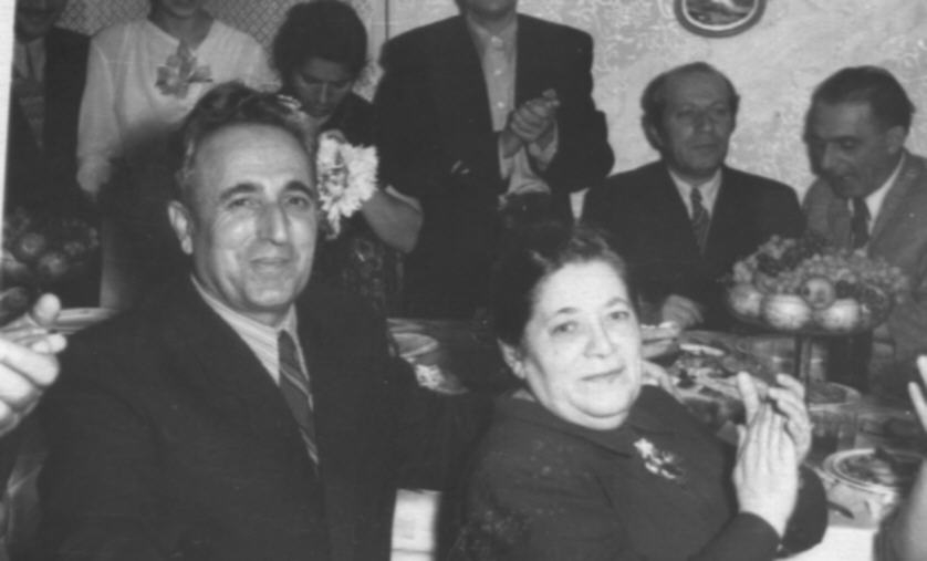 Ե. Քոչարը  և մի խումբ մարդիկ  խնջույքի ժամանակ, Երևան, 7 նոյեմբերի,  1957   