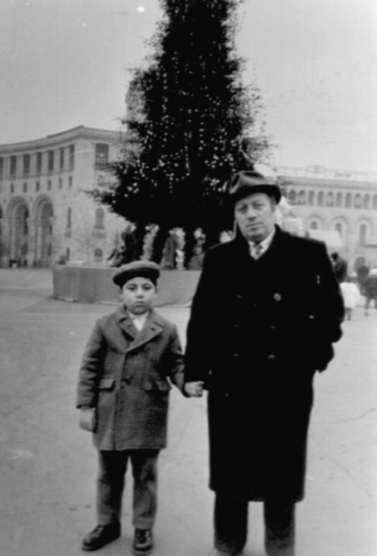 Ե. Քոչարը որդու՝ Ռուբիկի հետ, Հանրապետության հրապարակում, 1956- 57 - ականներ