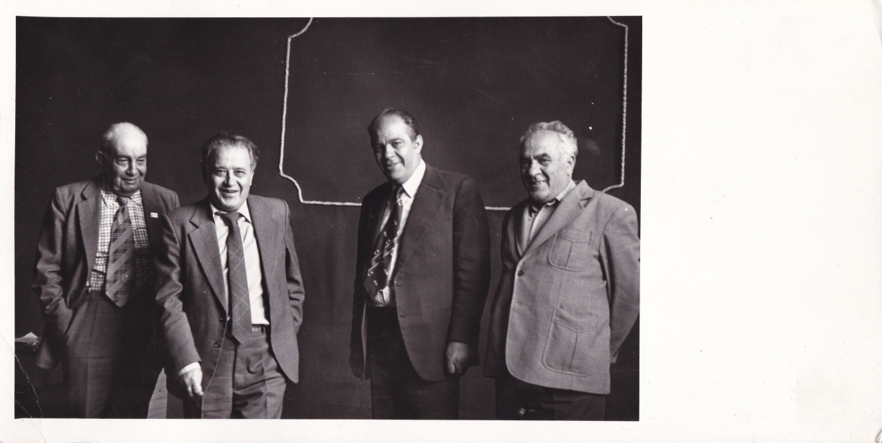 Ռ. Մադոյանը (ձախից՝երկրորդը) ,   Ժ. Վարդանյանի   և այլոց  հետ  