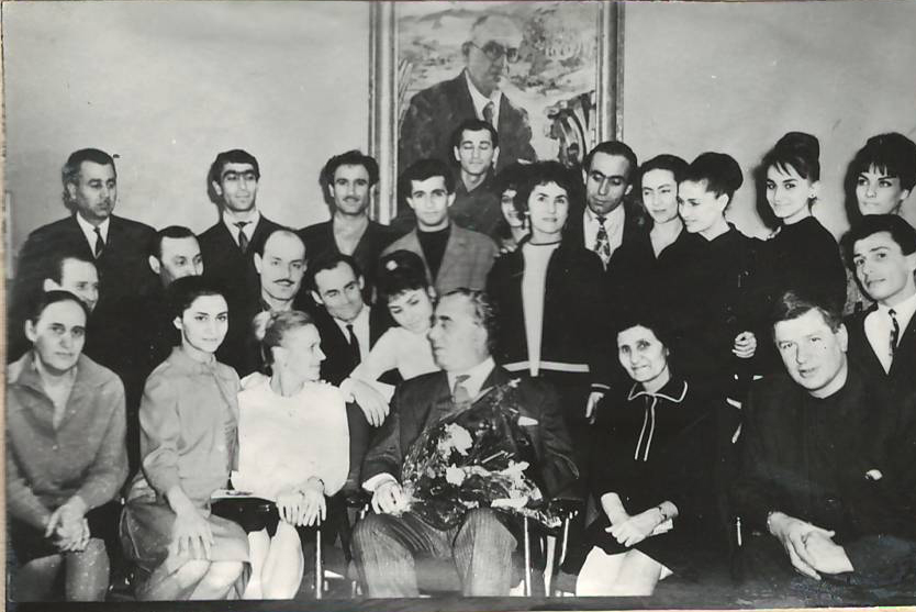Նեգատիվ՝ լուսանկարի.  Ա. Խաչատրյանը Ալ. Սպենդիարյանի անվ. օպերայի և բալետի թատրոնի բալետային խմբի և  բալետմայստեր Եվգ. Չանգայի հետ իր «Սպարտակ» բալետի ներկայացման օրը