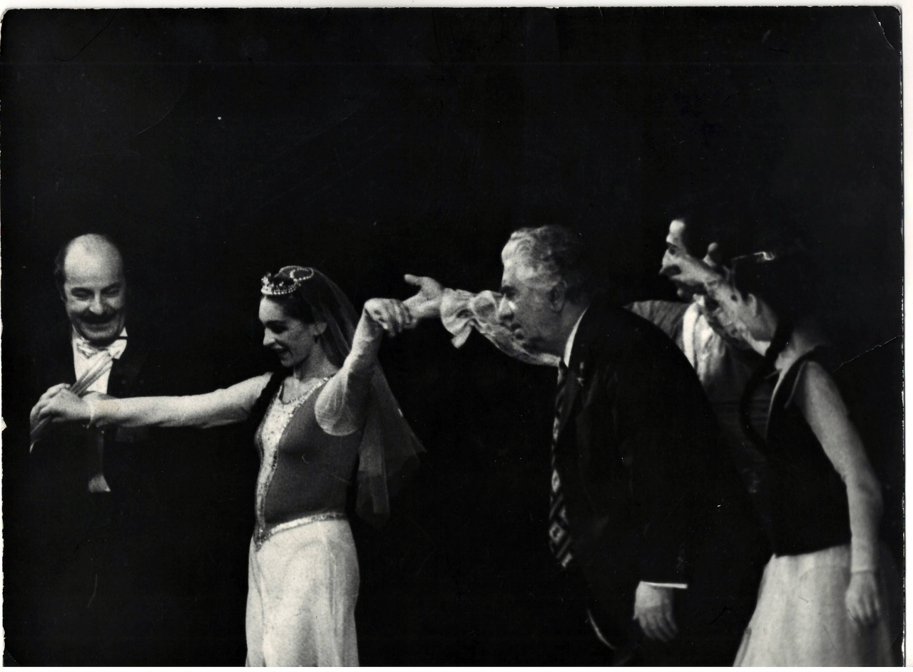 Լուսանկար. Ա. Խաչատրյանը Ալ. Սպենդիարյանի անվ. օպերայի և բալետի թատրոնում իր «Գայանե» բալետի երևանյան պրեմիերայի օրը՝ դիրիժոր Հ. Ոսկանյանի և մենակատարների հետ                             