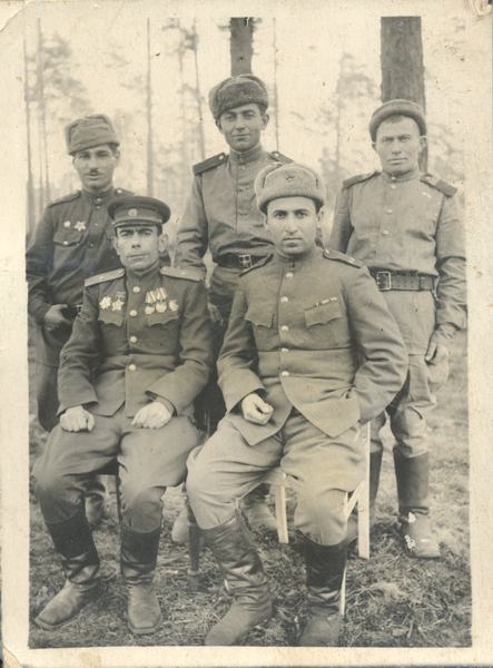 Հայրենական պատերազմի մասնակիցներ (ձախից երկրորդը Նվեր Սաֆարյանն է)
