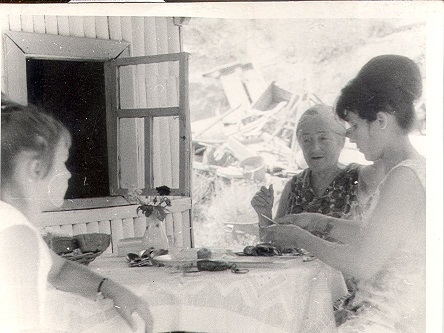 Մարինա Սպենդիարովան  անծանոթ կնոջ և աղջկա հետ նստած սեղանի շուրջ:
