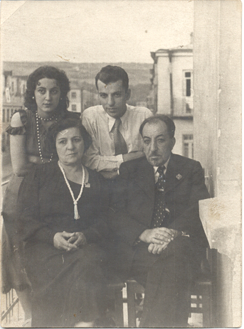 Ավետիք Իսահակյանի ընտանիքը Ղուկասյան փողոցի տան պատշգամբում
