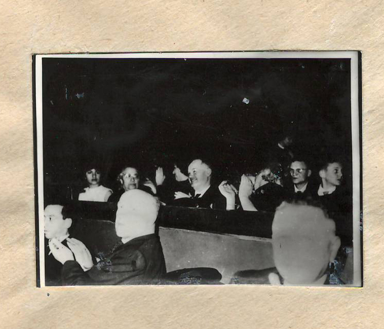Նեգատիվ՝ լուսանկարի. Փարիզի ԿԿ քարտուղար Մորիս Թորեզը և ուրիշ հանդիսականներ՝ Ա.Խաչատրյանի հեղինակային համերգի ժամանակ