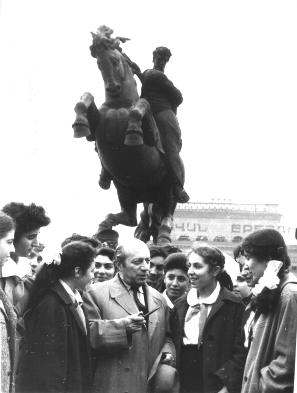  Ե. Քոչարը և  դպրոցականները «Սասունցի  Դավիթ» արձանի մոտ, [1960-ականներ]