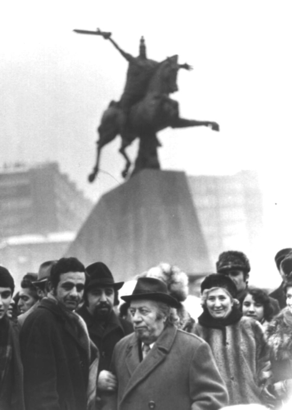 Ե. Քոչարը իր կերտած «Վարդան Մամիկոնյան» արձանի բացման ժամանակ, Երևան, 1975