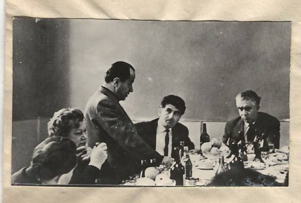 Նեգատիվ ՝լուսանկարի  ՝ Ա.Խաչատրյանը հայ երաժիշտնորի հետ  իր ծննդյան 60-ամյակին նվիրված ճաշկերույթի ժամանակ