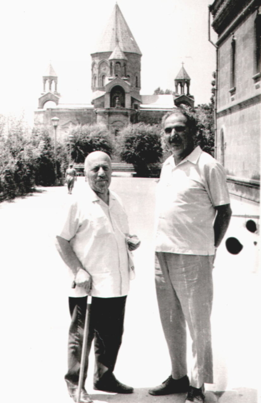 Երվանդ   Քոչարը Ե. Կարախանյանի հետ Մայր տաճարի մոտ, 1975
