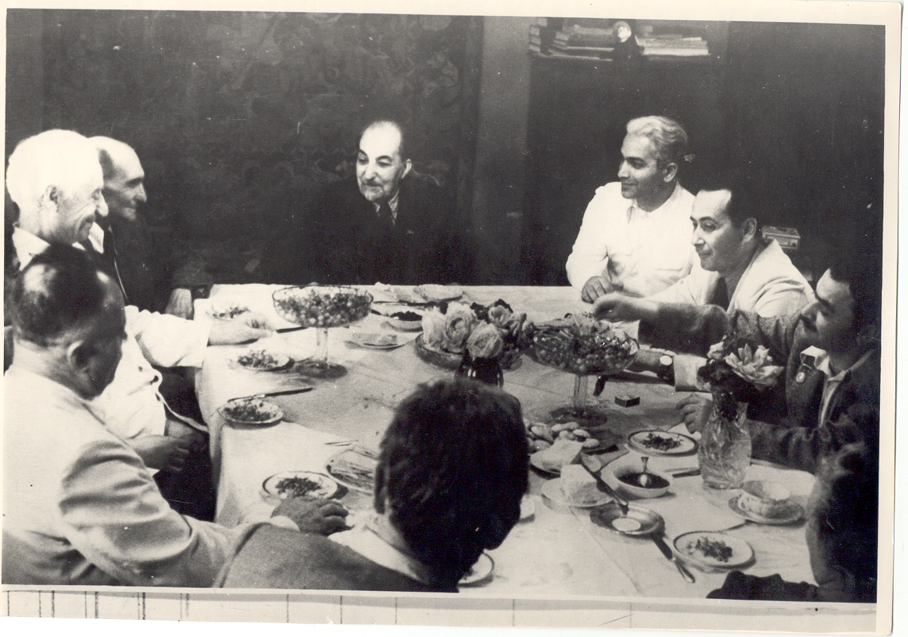 Հնդիկ  բանաստեղծը  և  հայ գրողների մի խումբ  Իսահակյանի տանը 
