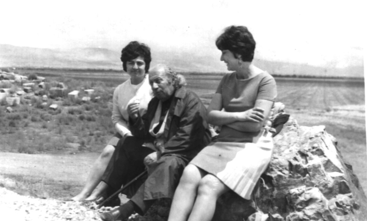 Ե. Քոչարը  և երկու երիտասարդ կին՝  ժայռաբեկորին նստած,  [1970–ականներ]