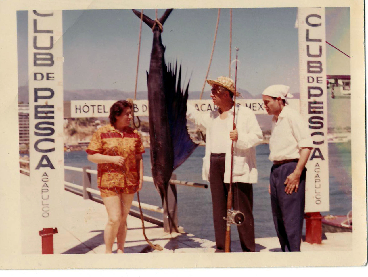 Լուսանկար (գունավոր). Ա. Խաչատրյանը կնոջ՝ Ն. Մակարովայի և ջութակահար Լ. Կոգանի հետ Ակապուլկոյում ծովի ափին