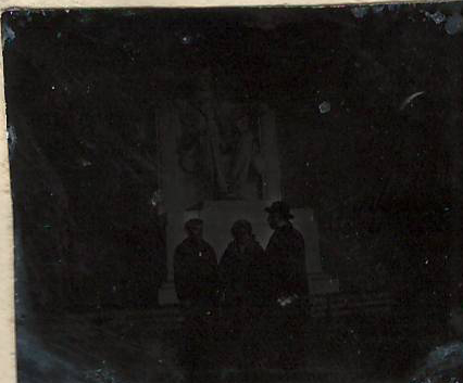 Նեգատիվ՝ լուսանկարի. Ա. Խաչատրյանը կնոջ՝ Ն. Մակարովայի և որդու՝ Կարենի հետ  Վաշինգտոնում՝ Լինքոլնի արձանի մոտ