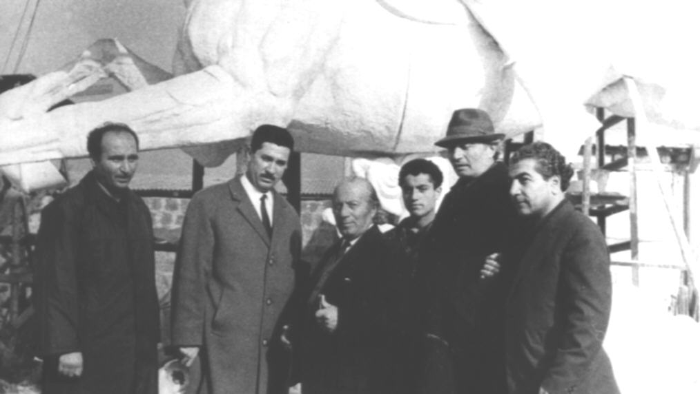  Ե.Քոչարը և  մի խումբ մարդիկ «Վարդան Մամիկոնյան» արձանի շինհրապարակում, [1960-ականներ]