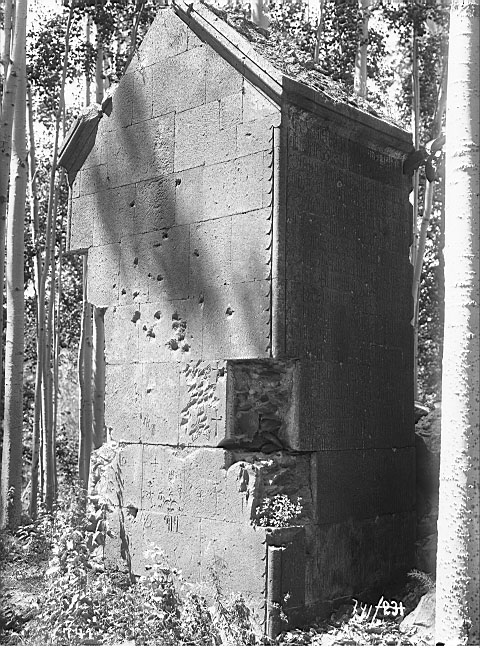 Մատուռ Սուրբ Աստվածածին (Մաշտոց Հայրապետ) եկեղեցու կողքին