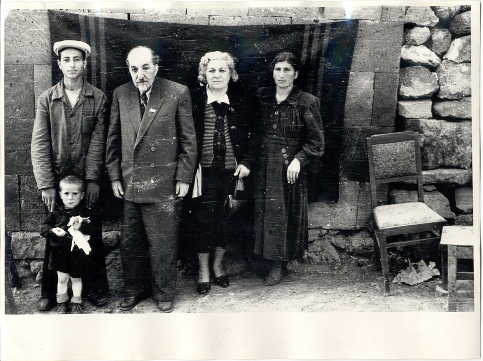 Ավ. Իսահակյանը և տիկին Սոֆիկը Թալինի շրջանի Ոսկեթաս  գյուղի մի ընտանիքի հետ