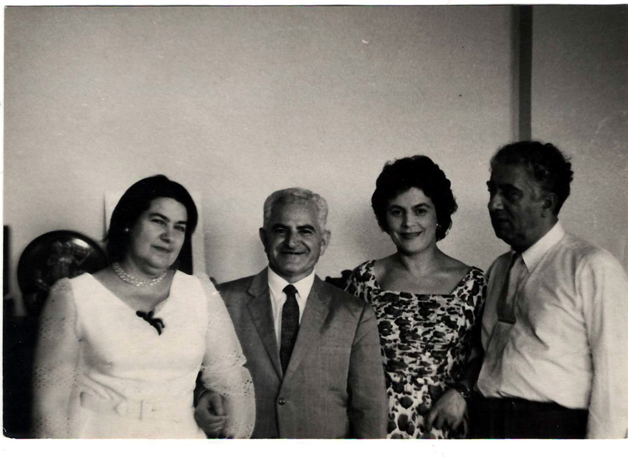 Լուսանկար. Ա. Խաչատրյանը կնոջ՝ Ն. Մակարովայի և իր բրազիլացի ընկերներ Գ. Բազարյանի և Կ. Ռոսսոյի հետ իր մոսկովյան բնակարանում
