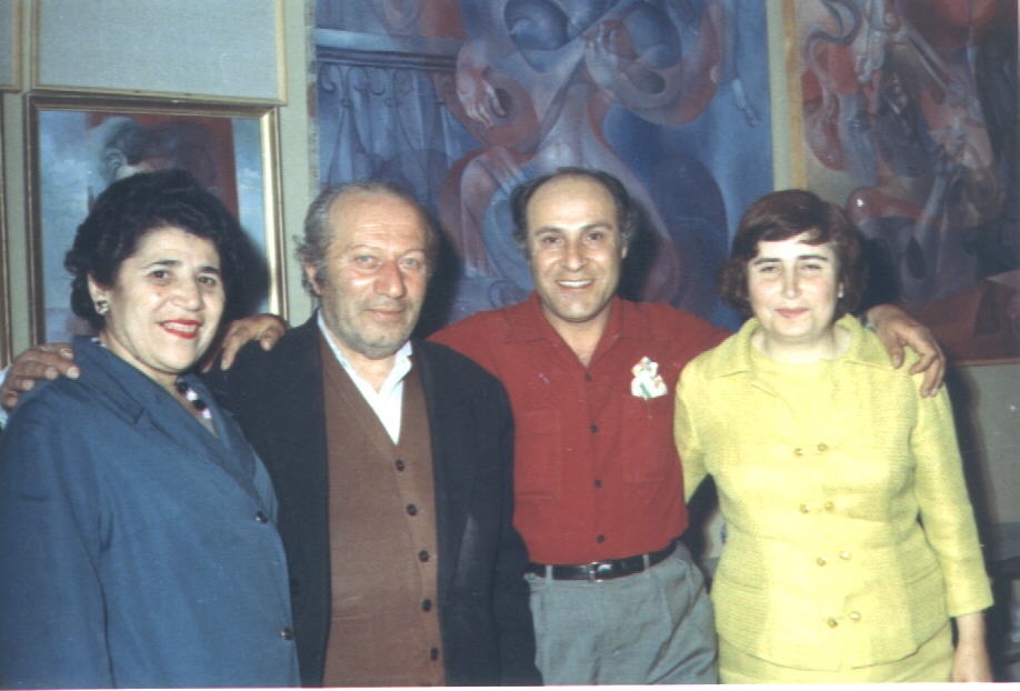 Երվանդ Քոչարը /ձախից երկրորդը/, Մանիկ Մկրտչյանը /ձախից առաջինը/ և երկու հոգի, 1967, Երևան