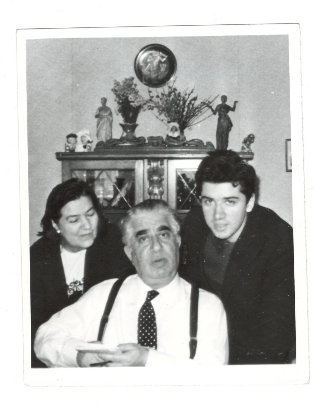 Լուսանկար.Ա.Խաչատրյանը  կնոջ ՝ Նինա Մակարովայի (կոմոպզիտոր ) և որդու՝ Կարեն Խաչատրյանի հետ՝  իր մոսկովյան բնակարանում: