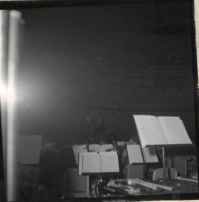 Նեգատիվ՝ լուսանկարի. Ա. Խաչատրյանը Նյու Յորքի Քարնեգի Հոլ  համերգասրահում՝ նվագախմբի հետ փորձի ժամանակ
