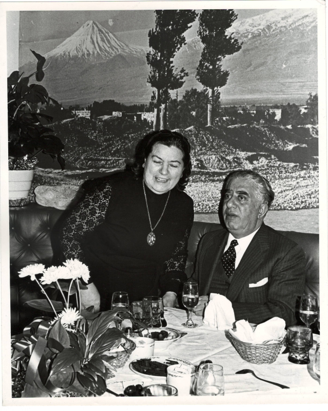Լուսանկար. Ա. Խաչատրյանը կնոջ՝ Ն. Մակարովայի հետ Նյու Յորքի «Արարատ» ռեստորանում  իր պատվին կազմակերպված ճաշկերույթի ժամանակ