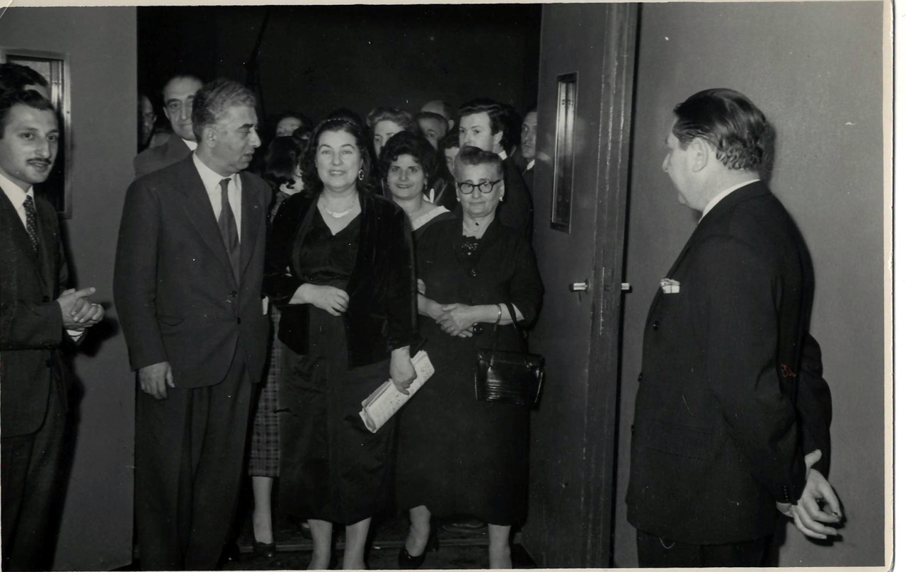 Լուսանկար. Ա. Խաչատրյանը կնոջ՝ Ն. Մակարովայի հետ  Բուենոս Այրեսի « Radio el Mundo» ստուդիայի սրահ մտնելիս՝ վերջինիս հեղինակային համերգի ժամանակ