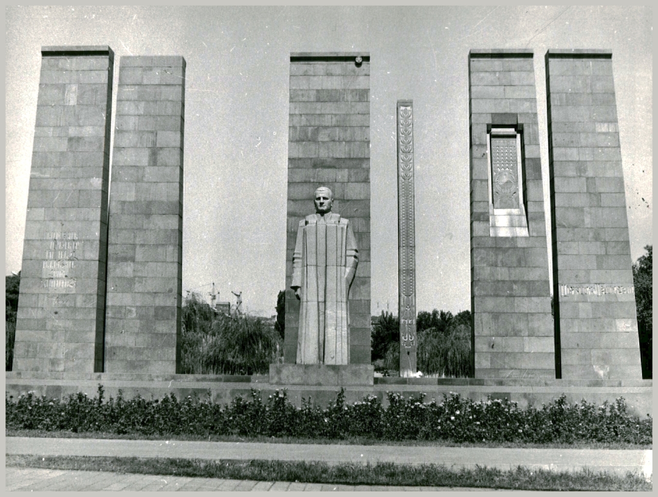 Ա.Մյասնիկյանի արձանը, 1980թ.