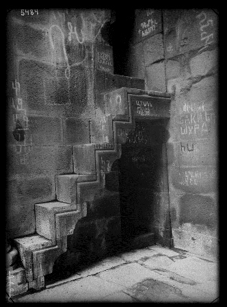 Կեչառիսի վանքային համալիր. Կաթողիկե եկեղեցու խորանի աստիճանները