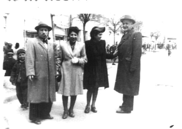 Ե. Քոչարը,  կինը՝  Մանիկը,  մի  այլ կին և մի տղամարդ, 1946-50-ականներ