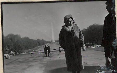 Նեգատիվ՝ լուսանկարի. Ն. Մակարովան (Ա. Խաչատրյանի կինը) որդու՝ Կարենի հետ  Վաշինգտոնի Արլինգտոն գերեզմանոցում