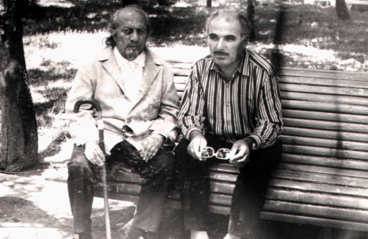 Երվանդ Քոչարը  Երջանիկ Կարախանյանի հետ զբոսայգում՝ նստարանին նստած, Երևան, [1970-ական]