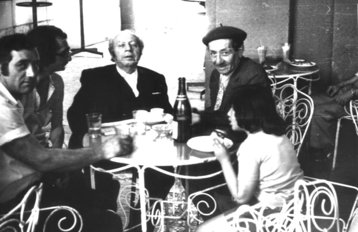 Ե. Քոչարը մի խումբ մարդկանց հետ սրճարանում,  [1970 – ական ]