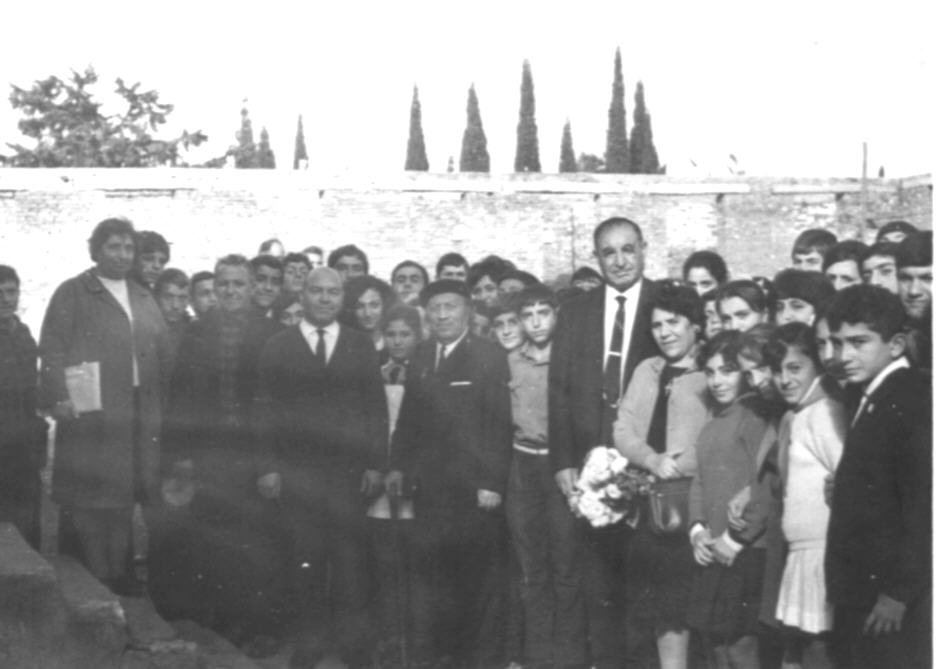 Ե. Քոչարը, կինը՝ Մանիկը, մի խումբ աշակերտներ և ուսուցիչներ Գանտիադիի հայկական դպրոցի բակում, նոյեմբեր, 1968 