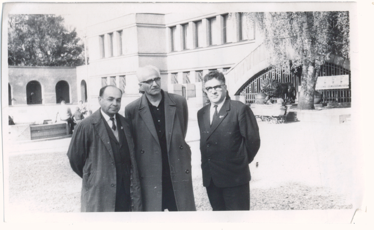 Ձախից աջ՝ ճարտարապետներ  Գևորգ Քոչար, Գրիգոր Աղաբաբյան, Վարազդատ Հարությունյան, 1966թ.