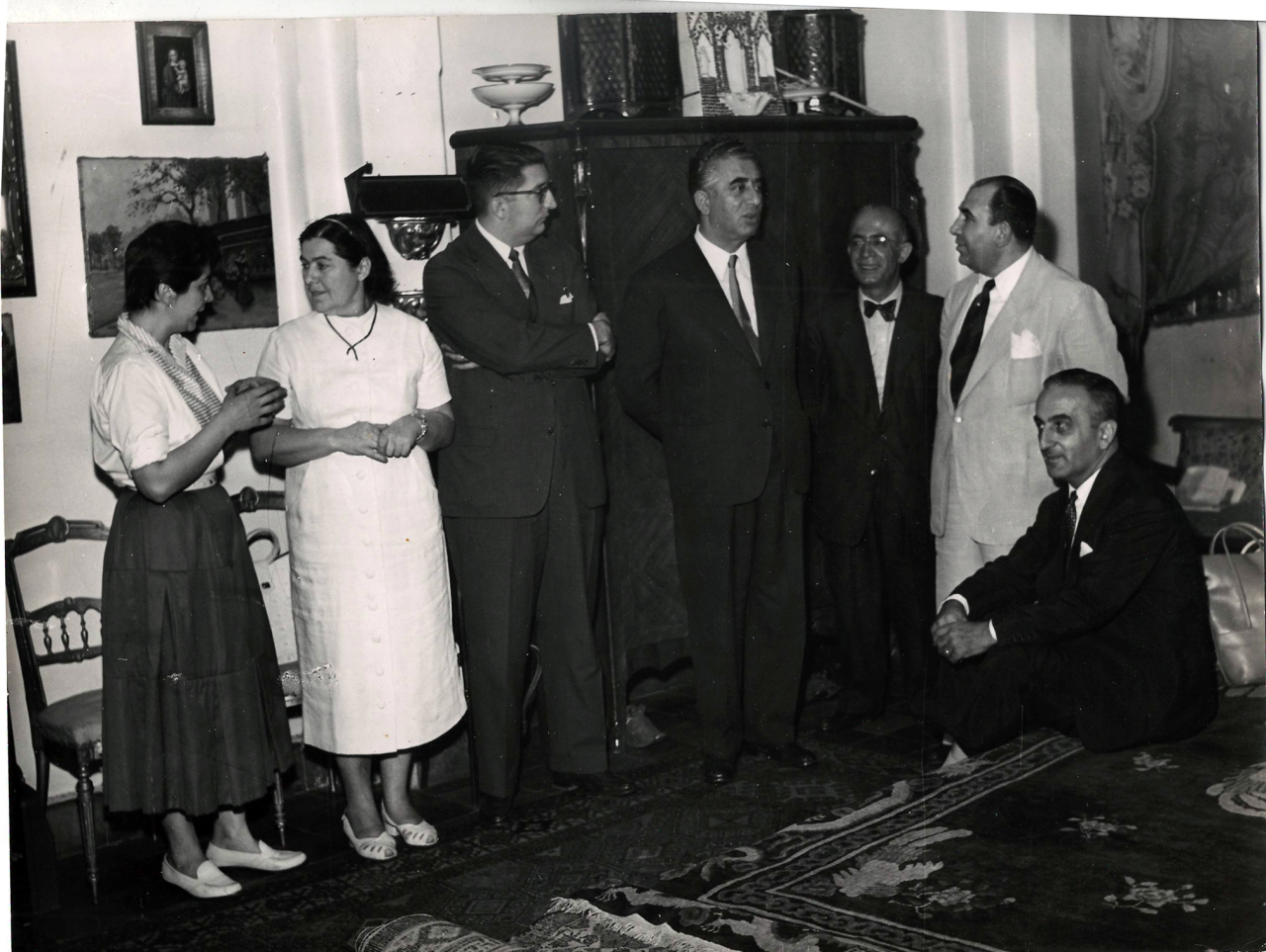 Լուսանկար. Ա. Խաչատրյանը կնոջ՝ Ն. Մակարովայի, Տ. Մոստիջյանի և այլոց հետ