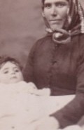 Արուս Բաբալյանը (1տարեկան 7ամսական)ամսական), նկարված դայակի հետ