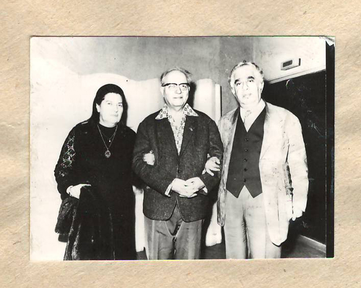 Նեգատիվ՝ լուսանկարի. Ա.Խաչատրյանը կնոջ՝ Ն.Մակարովայի և ֆրանսիացի կոմպոզիտոր Օ.Մեսիանի հետ  