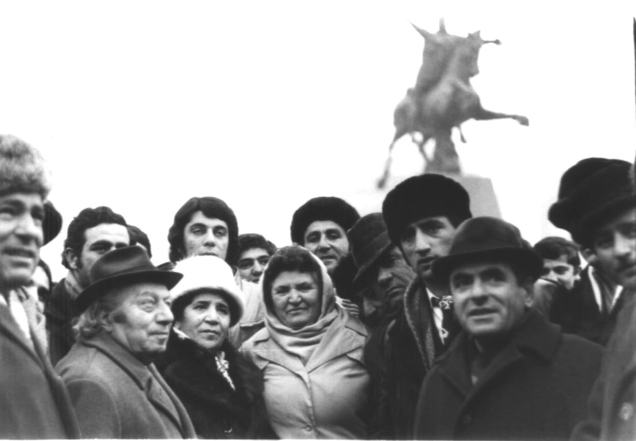 Երվանդ Քոչարը իր  կերտած «Վարդան Մամիկոնյան» արձանի բացմանը, Երևան, 1975