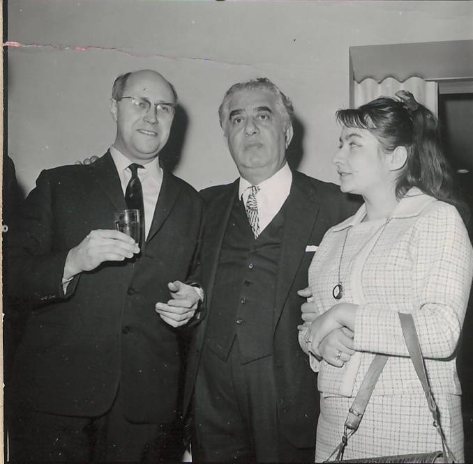 Նեգատիվ՝ լուսանկարի.  Ա. Խաչատրյանը թավջութակահարներ  Մ. Ռոստրոպովիչի և Կ. Գեորգիանի հետ ԱՄՆ-ում իր հեղինակային համերգների օրերին