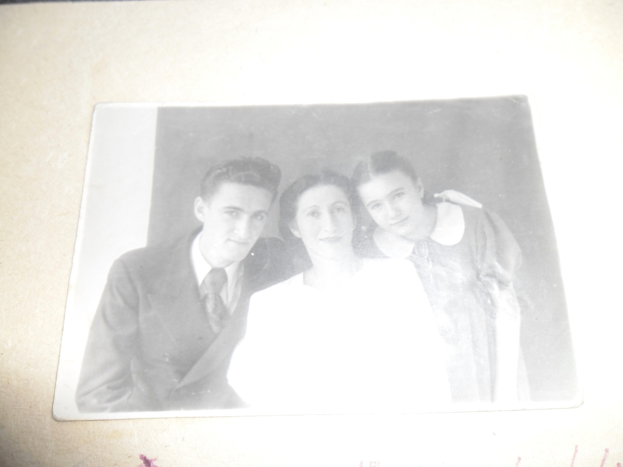 Մ.Մարինոսյանը մոր և քրոջ՝ Ինեսայի հետ