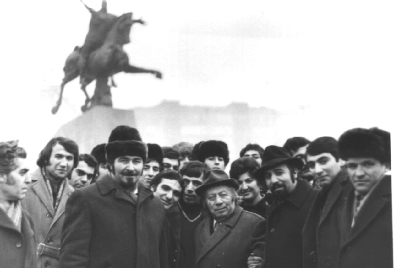 Երվանդ Քոչարը իր կերտած «Վարդան Մամիկոնյան» արձանի բացմանը,  Երևան,1975