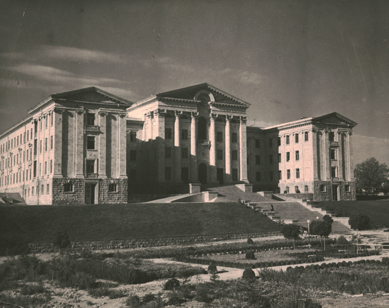 Հայաստանի կոմունիստական կուսակցության կենտրոնական կոմիտեի շենքը Երևանում (Հայաստանի Հանրապետության Ազգային ժողովի շենք)