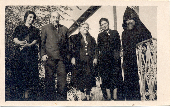 Ավ. Իսահակյանը, տիկ. Սոֆիկը  Մարո Մարգարյանի և երկու անձանց հետ