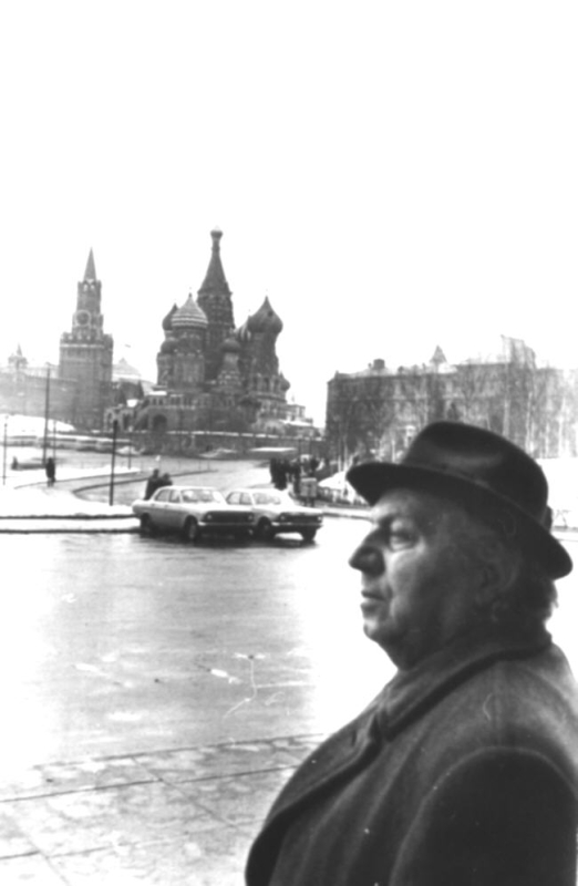 Երվանդ Քոչարը  Մոսկվայի Կրեմլի հրապարակում՝ «Արևելքի ժողովուրդների արվեստի թանգարանում»   բացված իր անհատական ցուցահանդեսի օրերին, Մոսկվա, 1974