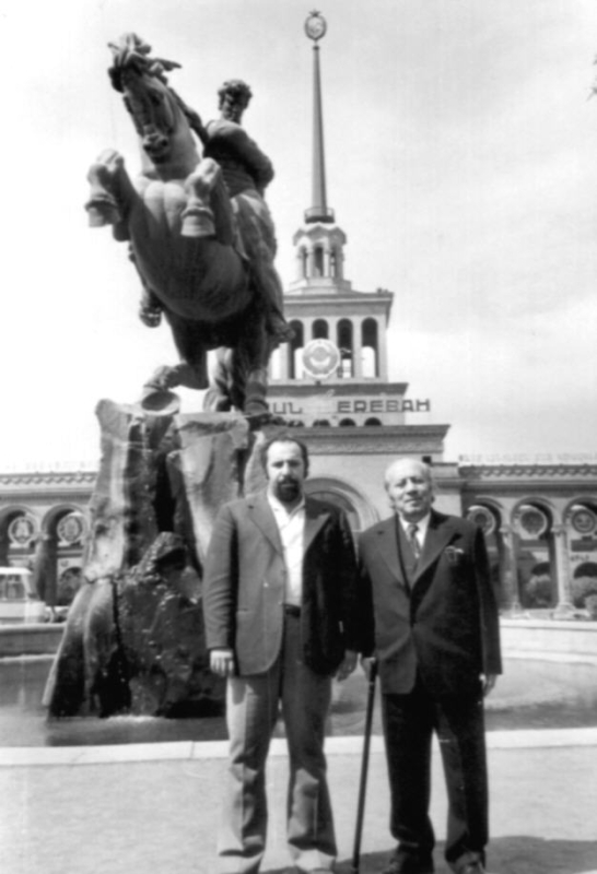 Ե. Քոչարը  որդու՝  Հայկազի հետ «Սասունցի Դավիթ» արձանի ֆոնին, 1970 - ականներ