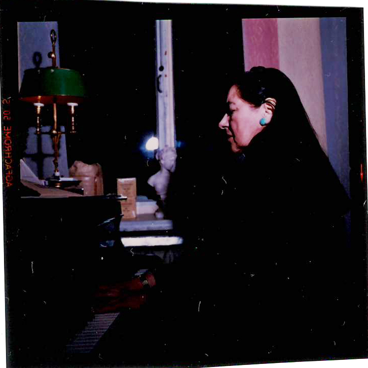 Սլայդ (գունավոր). Ն. Մակարովան (Ա. Խաչատրյանի կինը) ռոյալ նվագելիս իրենց մոսկովյան բնակարանում 