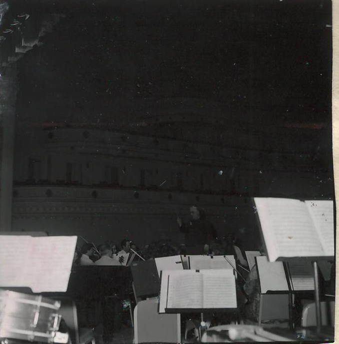 Նեգատիվ՝ լուսանկարի. Ա. Խաչատրյանը Նյու Յորքի Քարնեգի Հոլ համերգասրահում տեղի սիմֆոնիկ նվագախմբի հետ փորձի ժամանակ