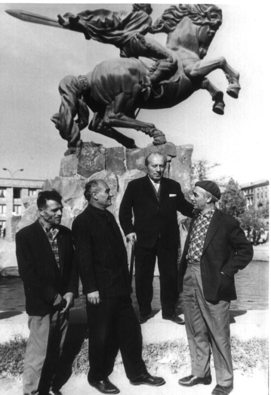 Ե. Քոչարը և մի խումբ մարդիկ «Սասունցի Դավիթ» արձանի ֆոնին,  25  հոկտեմբերի, 1967