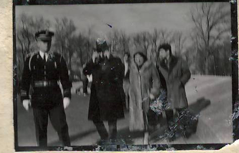Նեգատիվ՝ լուսանկարի. Ա. Խաչատրյանը կնոջ՝ Ն. Մակարովայի  և  որդու՝ Կարենի հետ Վաշինգտոնի Արլինգտոն գերեզմանոցում