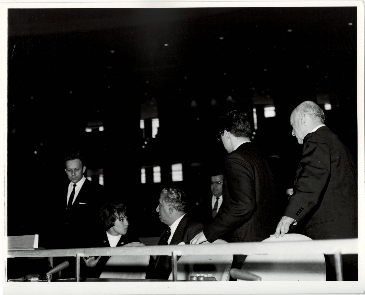 Լուսանկար. Ա. Խաչատրյանը որդու՝ Կարենի, ՄԱԿ-ին առընթեր սովետական ներկայացուցչության 3-րդ քարտուղար Վ. Իվանովի ,ՄԱԿ- ի գիդ-թարգմանչուհի Ջ. Յադրոշնիկովայի հետ ՄԱԿ-ի նիստերի դահլիճում